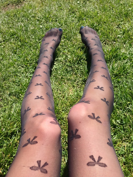 a person with a tattoo on their legs es ; ve

Alea,