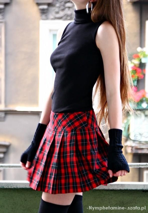 a woman in a red and black plaid skirt ine-.szafa.pl

5
o
FS
a
E
ES
=